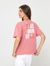 T-shirt oversize con scritte