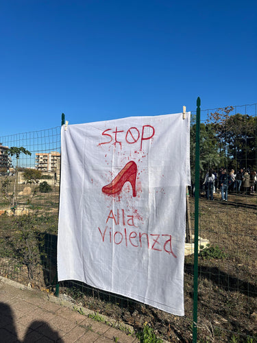 TRE PANCHINE ROSSE IN MEMORIA DELLE VITTIME DI FEMMINICIDIO