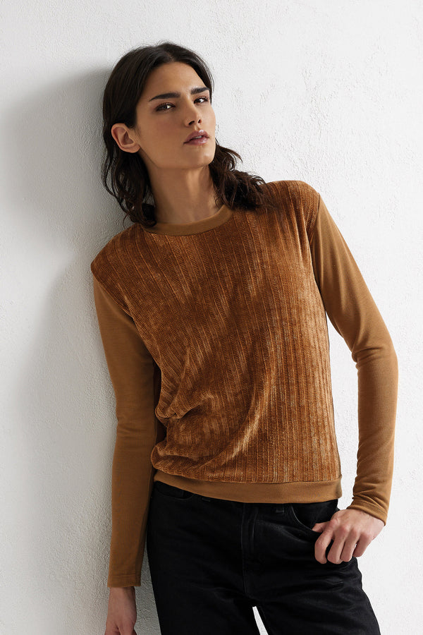 Jadea 4860 maglia donna girocollo in ciniglia e tessuto liscio cammello 
