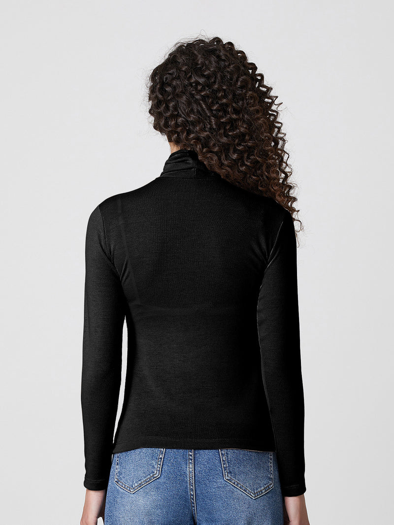 Long-sleeved knit turtleneck