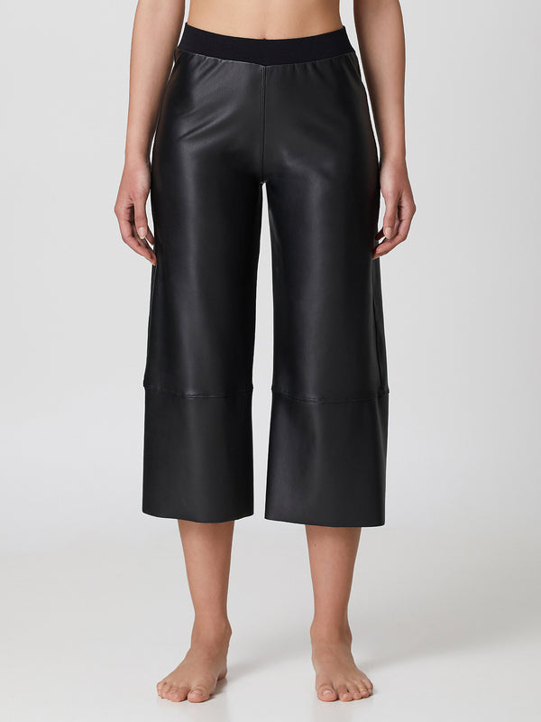 Jadea 4872 pantalone capri in similpelle gamba ampia nero 
