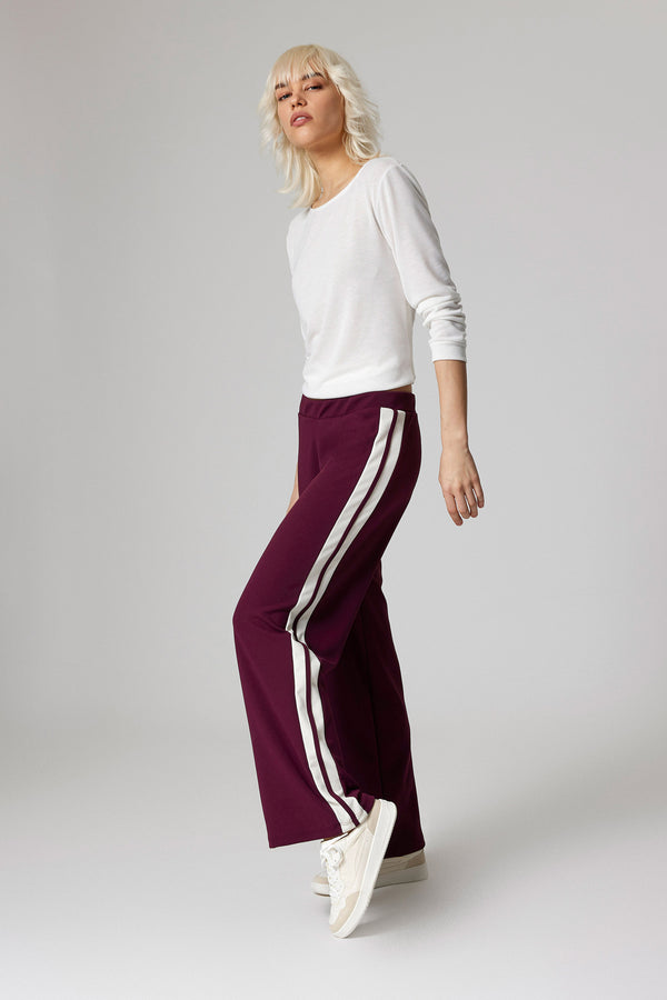 Jadea 4874 pantalone sportivo in scuba crepe con bande laterali brodeaux 
