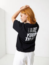 T-shirt oversize con scritte